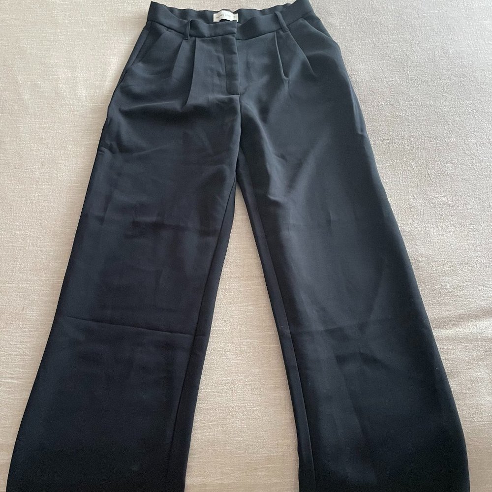 Abercrombie Sloane Tailored Pant in Navy